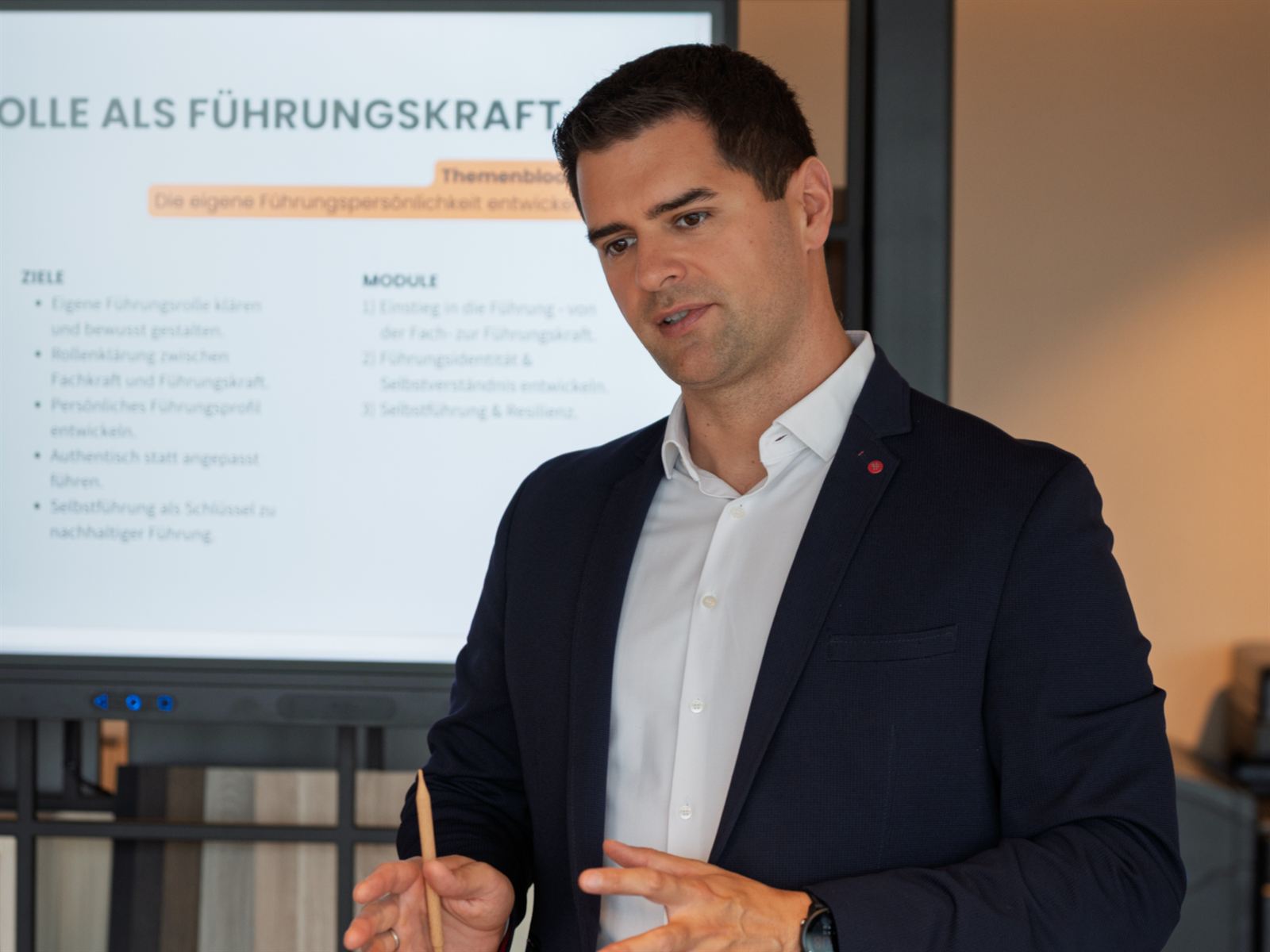 Erol Kiesl im Training vor einer Gruppe